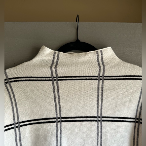 Super soft sweater. Size L NWT White with black and gray stripes - Picture 3 of 9